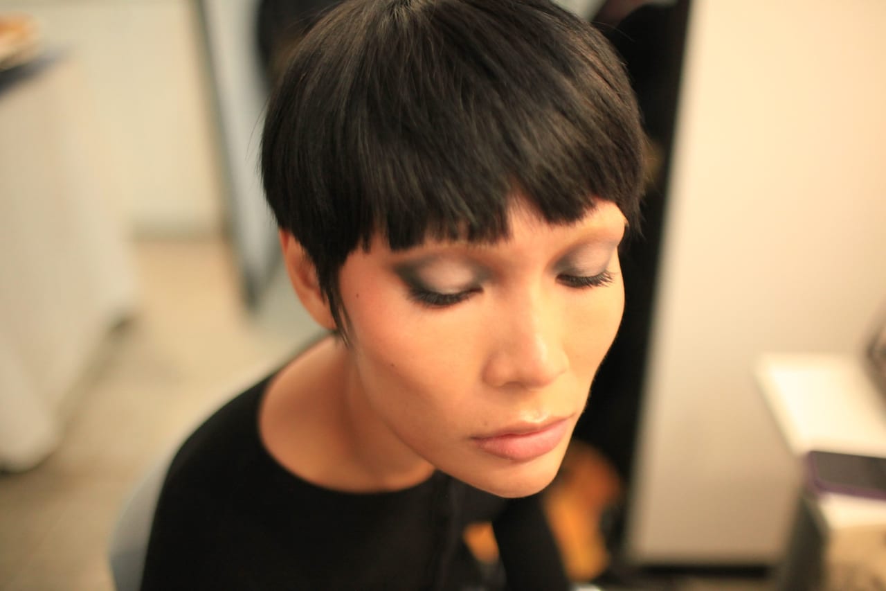 Beauty finito: ritratto ravvicinato con trucco occhi definito e caschetto scuro.