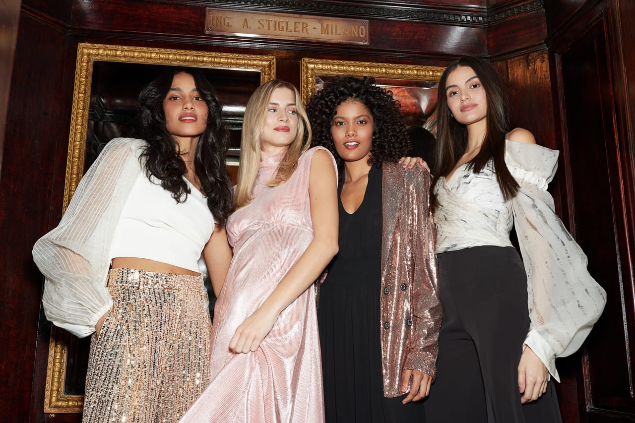 Quattro modelle in posa per una campagna beauty, trucco e styling completi.