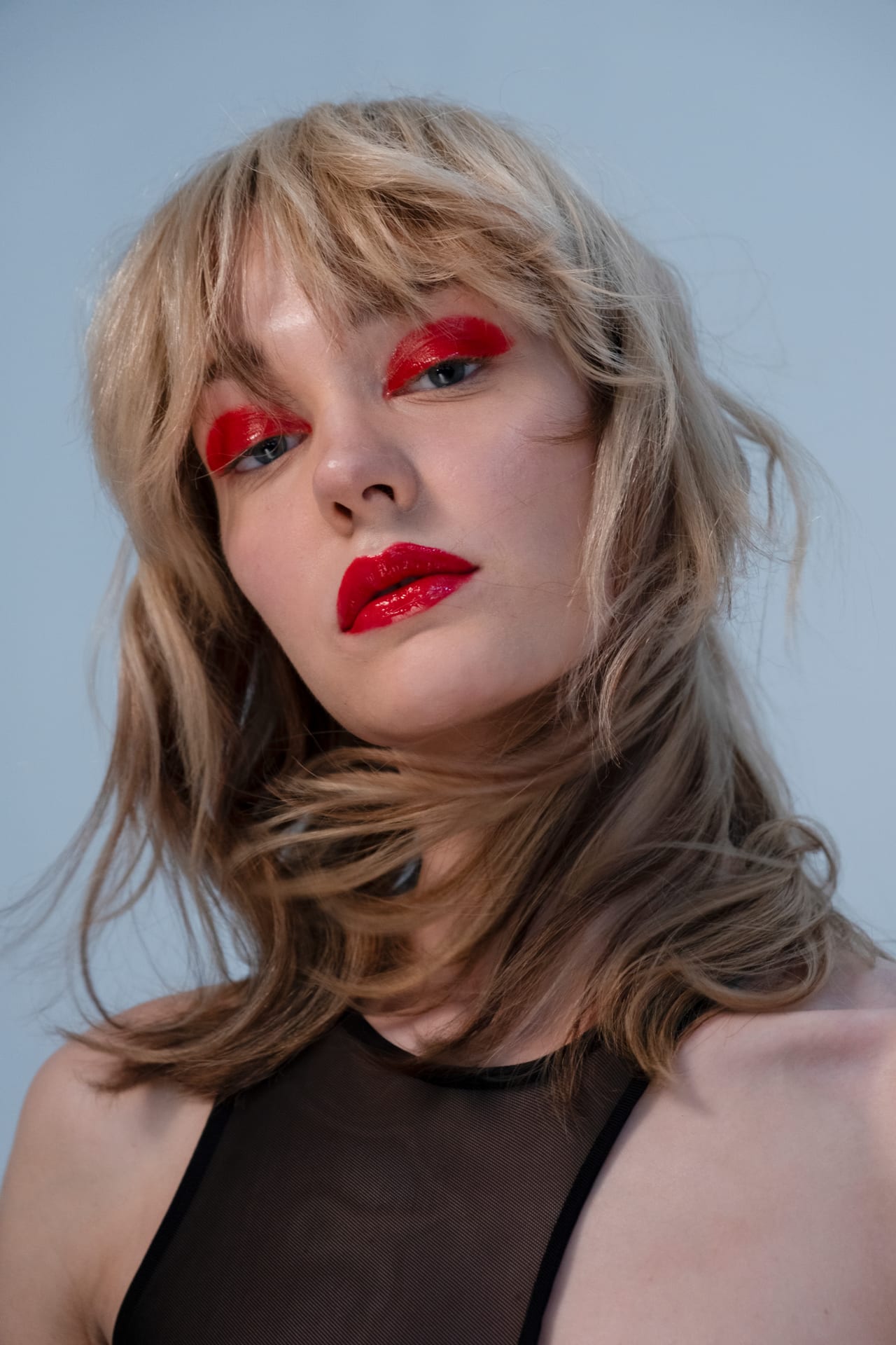 Beauty a colori saturi con trucco occhi grafico.