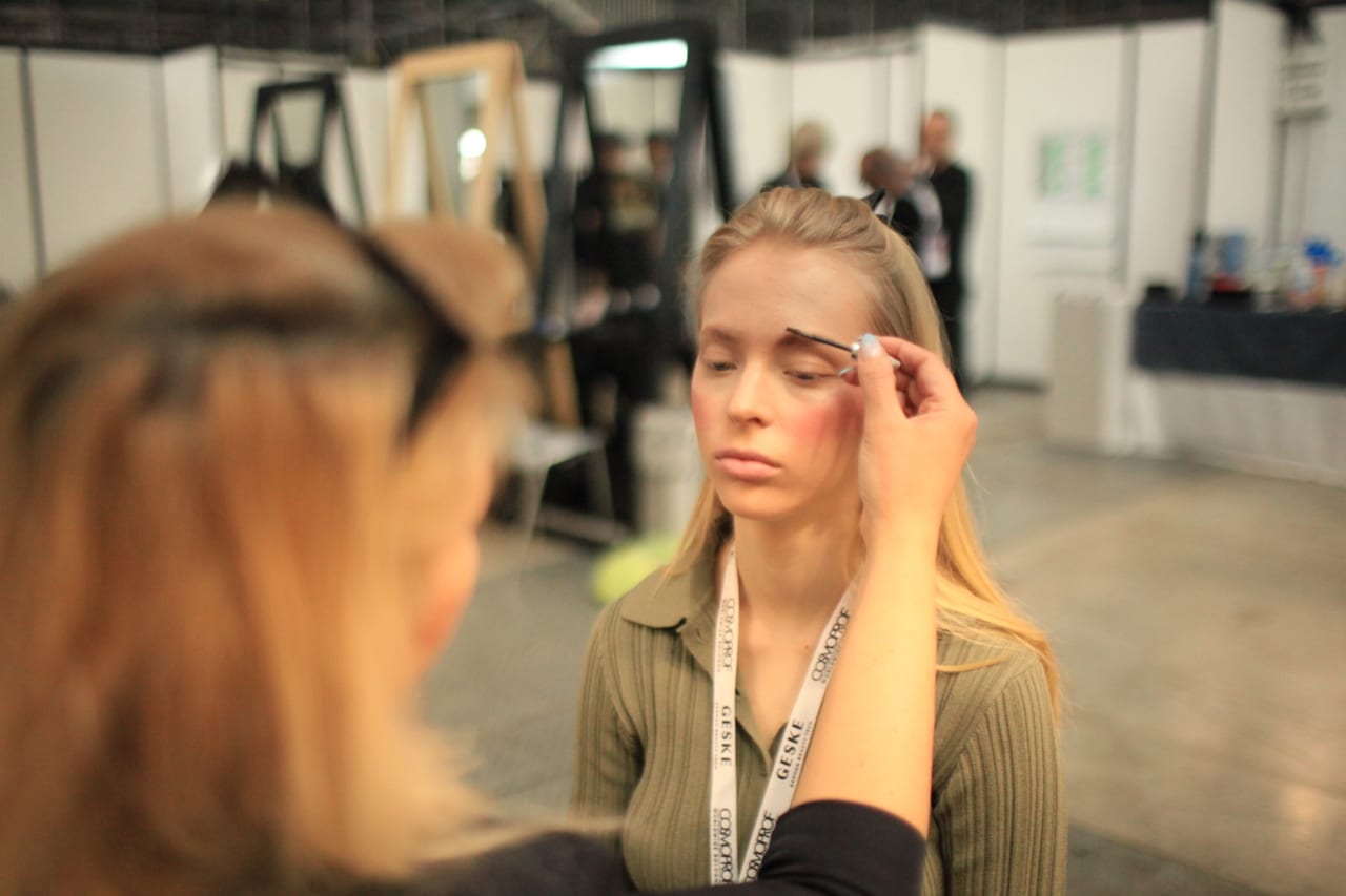 Prova di trucco su una modella durante un’esercitazione.