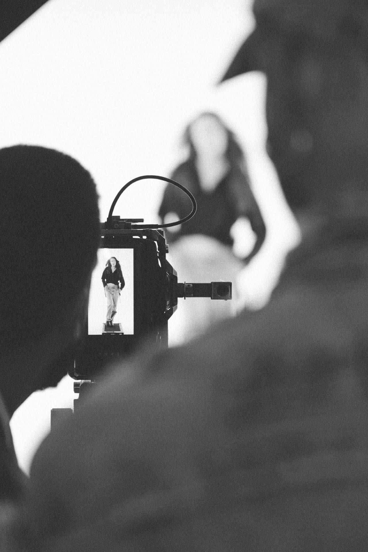 Silhouette del fotografo davanti alla modella sul set.
