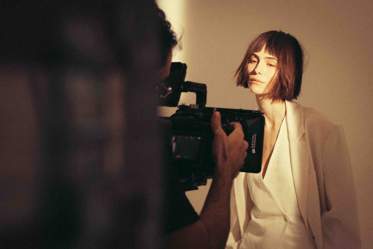 Backstage affollato durante la Milano Fashion Week.