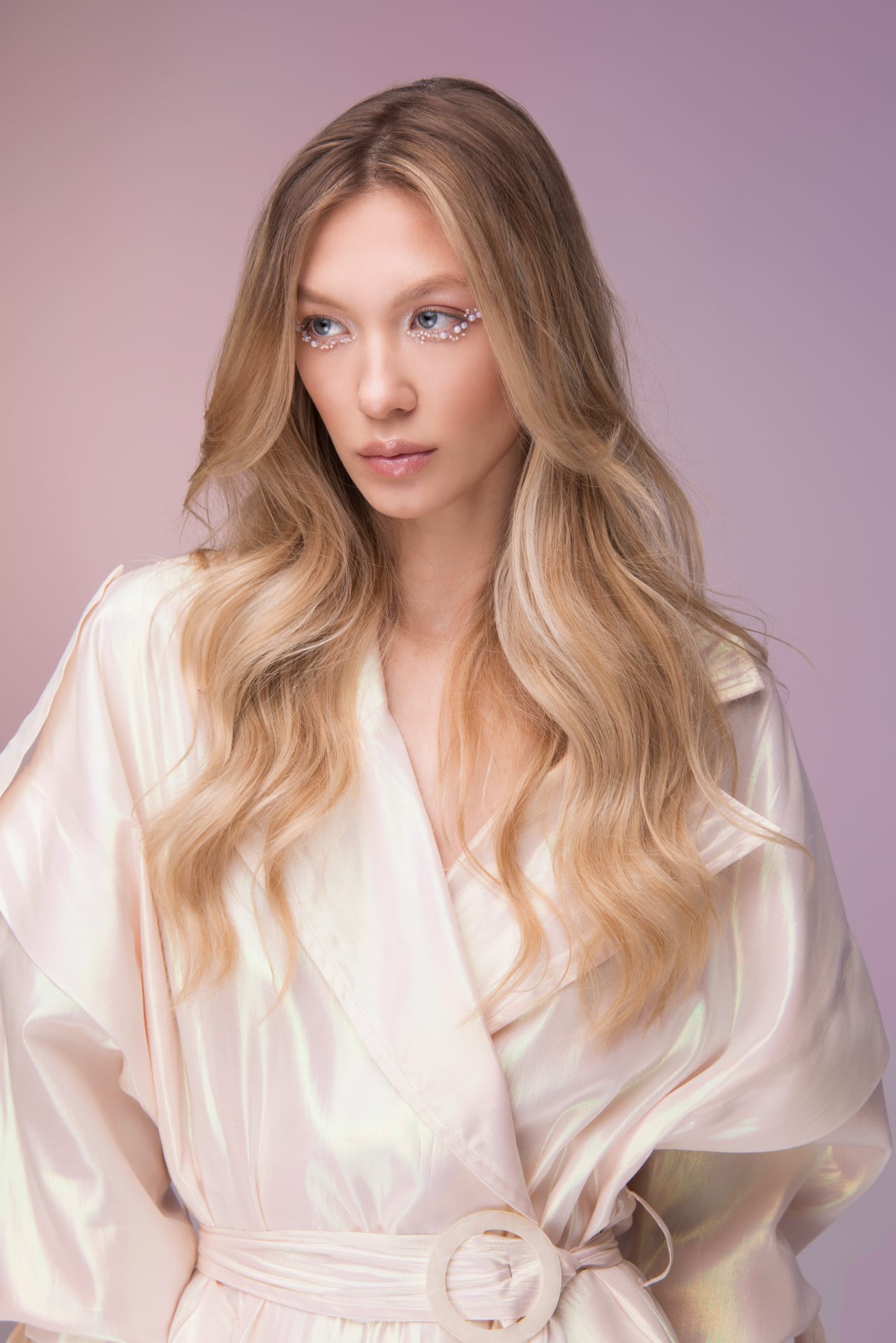 Modella con lunghe onde morbide, risultato di uno styling costruito a mano.